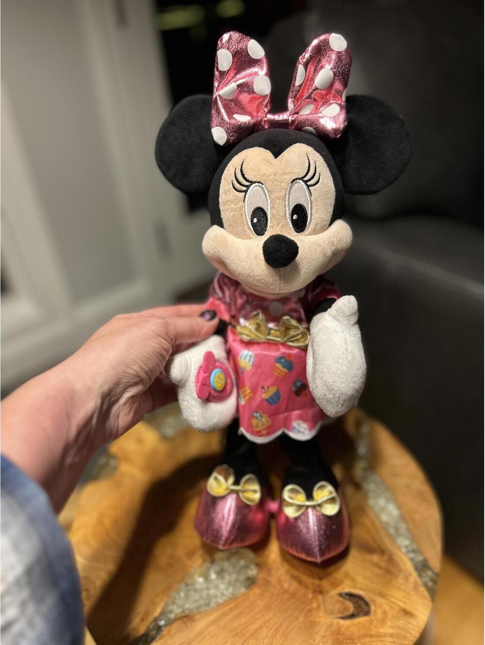 Plush Minnie Mouse On Rollerskates- Press The Hand To Talk